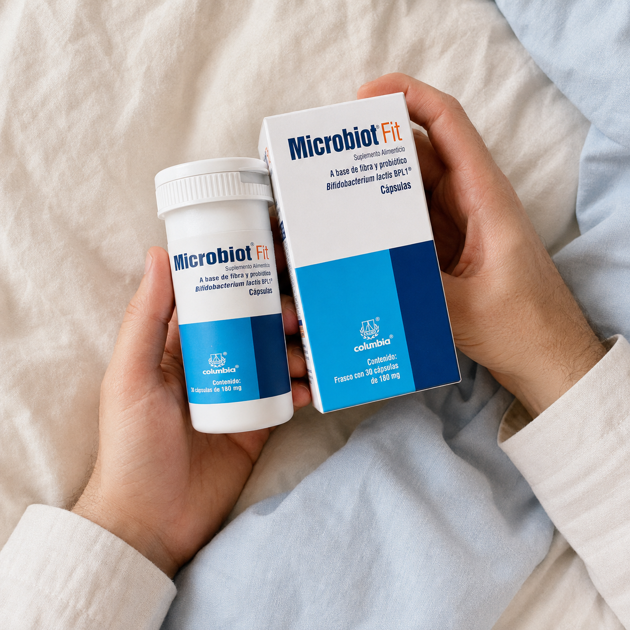 Manos sosteniendo el frasco y la caja de MICROBIOT FIT